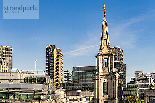 Blick auf die Skyline von London mit der brutalen Architektur des Barbican-Zentrums