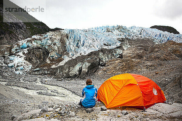 Camping am Fuße des Herbert-Gletschers in Alaska