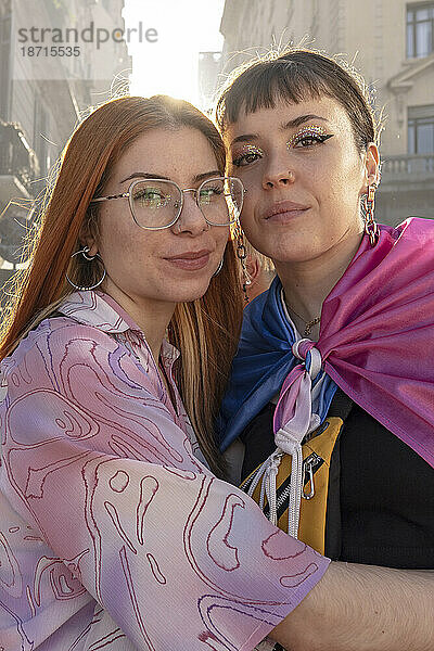 Ein lesbisches Paar  das im Freien Stolz und Vielfalt feiert.
