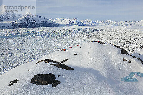 Luftaufnahme des Feldlagers mit Blick auf den Columbia-Gletscher  in der Nähe von Valdez  Alaska.