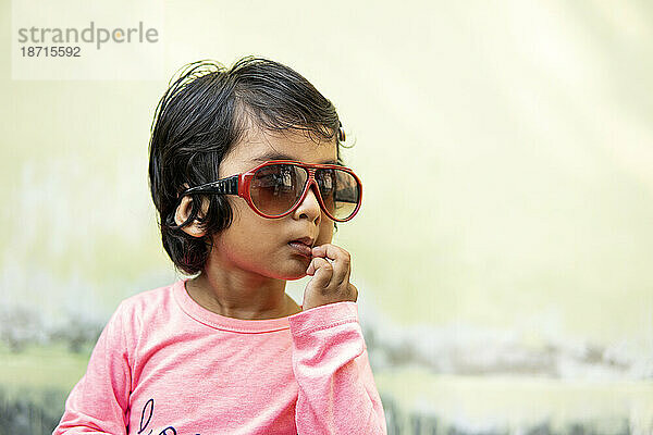 Süßes kleines Mädchen mit Sonnenbrille und Spaß im Freien