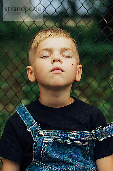 Porträt eines kleinen Jungen im Freien