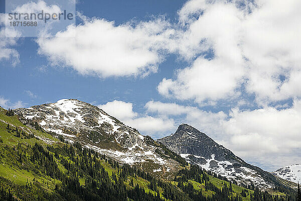 Malerische Aussicht auf Berggipfel mit blauem Himmel in British Columbia.
