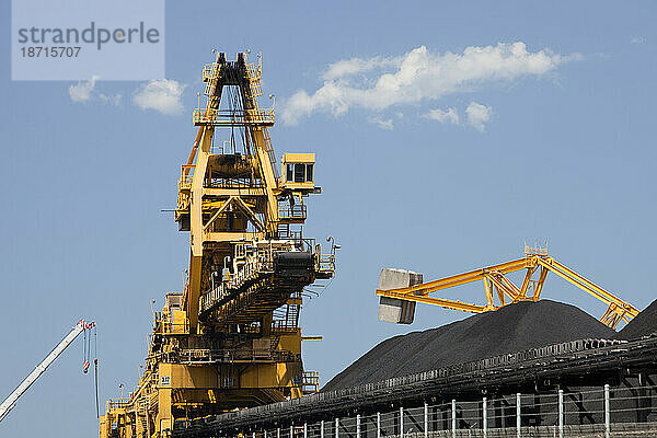 Kohletransportmaschinen in Port Waratah in Newcastle  dem weltweit größten Kohlehafen. Von hier aus wird Kohle aus Tagebauen im Hunter Valley in die ganze Welt exportiert