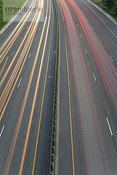 Langzeitbelichtung des Straßenverkehrs