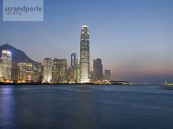 Skyline des Stadtzentrums von Victoria Island in Hongkong  China.