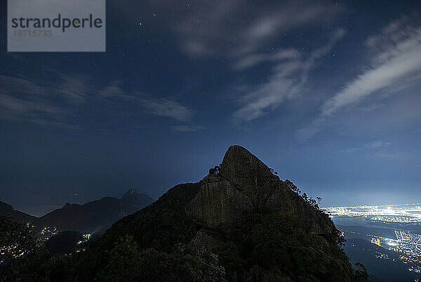 Nachtsterne über dem felsigen Berggipfel im Tijuca-Wald