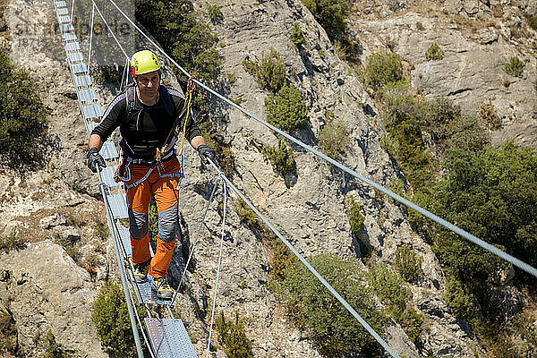Überquerung einer tibetischen Brücke beim Klettersteigklettern in Spanien
