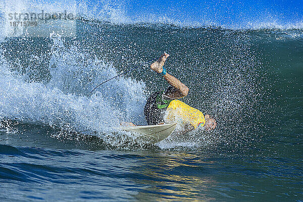 Surfer fällt vom Surfbrett im Meer  Jimbaran  Bali  Indonesien