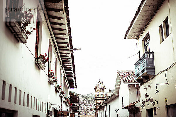 Blick auf die Straße von alten Inka- und spanischen Kolonialgebäuden führt zur Kirche