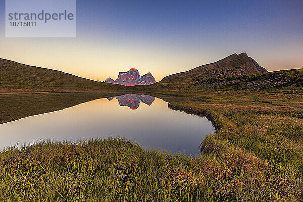 Monte Pelmo spiegelt sich im Bastesee  Dolomiten  Venetien  Italien