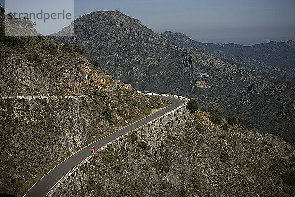 Eine Straße in den Bergen des Nationalparks Sierra de Grazalema  Provinz Cádiz  Andalusien  Spanien.