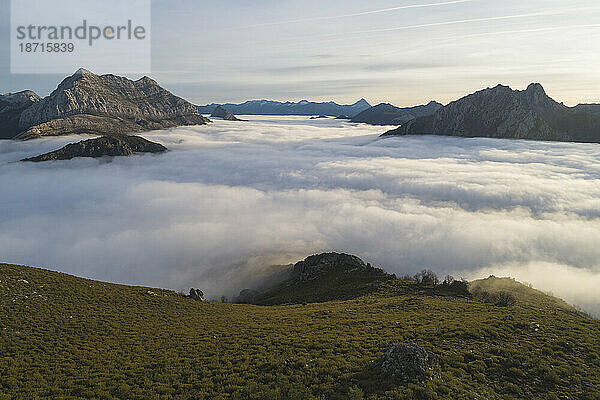 Nebel bei Sonnenaufgang von der Spitze einiger Berge