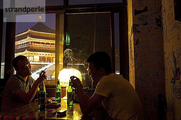 Bar mit Blick auf den Glockenturm in Xian  Shaanxi  China