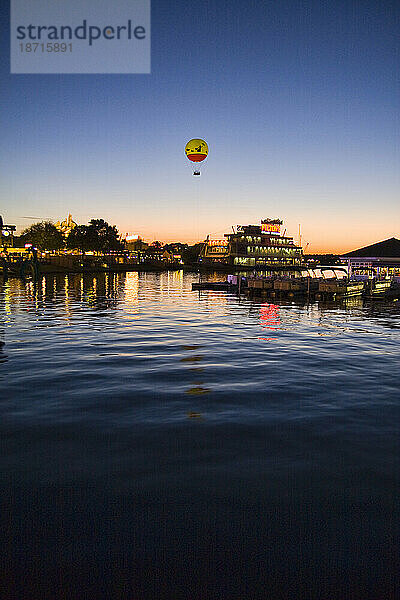 Ein Heißluftballon schwebt über Downtown Disney in Orlando  Florida.