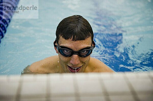 Ein Athlet absolviert Schwimmrunden zur Vorbereitung auf den Wettkampf.