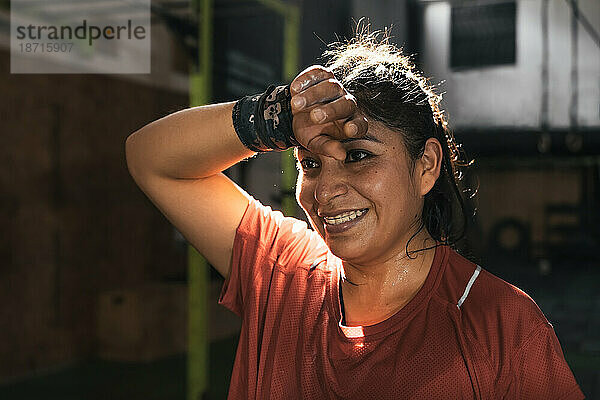 Verschwitzte lateinamerikanische Frau nach dem Training im Fitnessstudio. Peru.