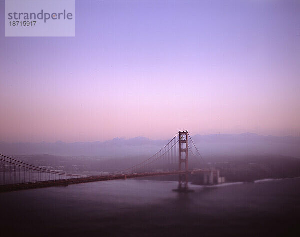 Golden Gate Bridge bei Sonnenuntergang.