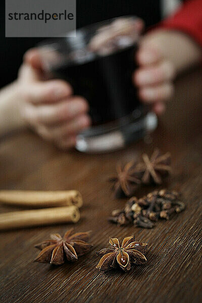 Glühweingetränk und Gewürze. Zimtstangen  Nelken und Sternanis. Glühwein ist in Deutschland und anderen Ländern während der Weihnachtszeit ein traditionelles Glühweingetränk