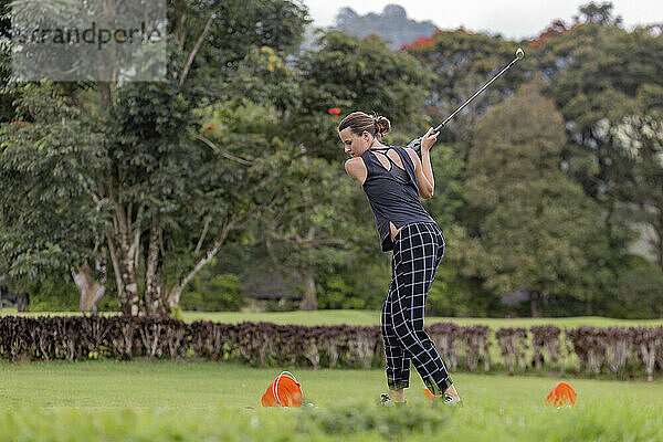 Frau spielt Golf  Bedugul  Bali  Indonesien