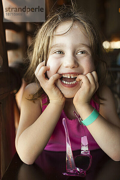 Ein kleines Mädchen lächelt unbeschwert.