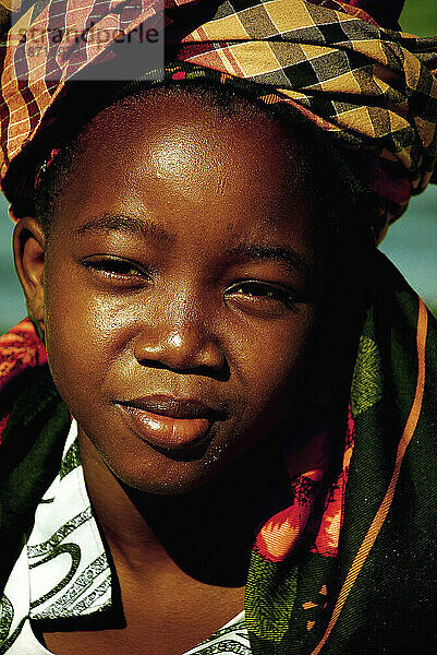 Ein Porträt eines jungen Mädchens auf der Insel Mosambik.
