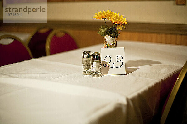 Ein Tisch mit Blumen und Tischnummer 23 steht in einem Restaurant in Seattle  Washington  frei.