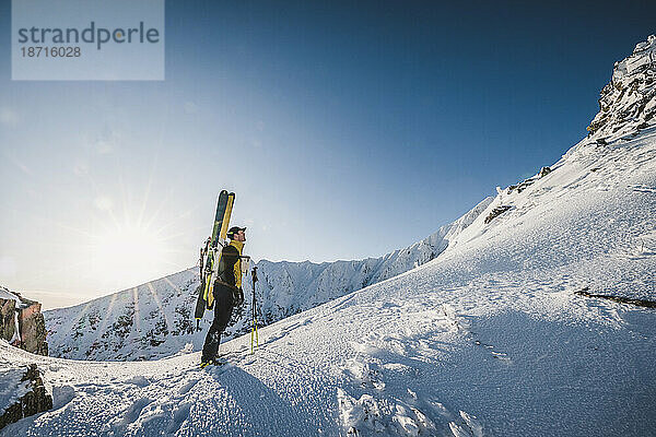 Backcountry-Skifahrer genießt die verschneite Aussicht  Katahdin  Maine