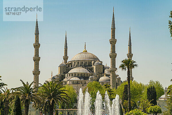 Sultan-Ahmet-Moschee mit blauem Himmel  Istanbul  Türkei