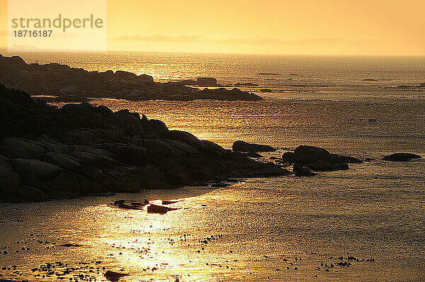Sonnenuntergang über der Küste  Camps Bay  Kaphalbinsel  Westkap  Südafrika