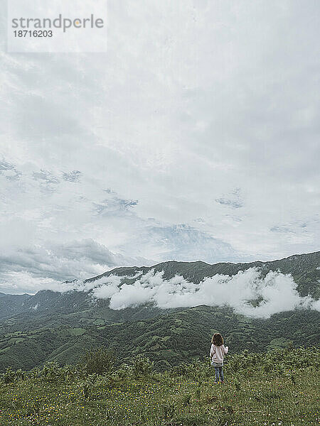 Berglandschaft mit einem Mädchen  das die Weite betrachtet
