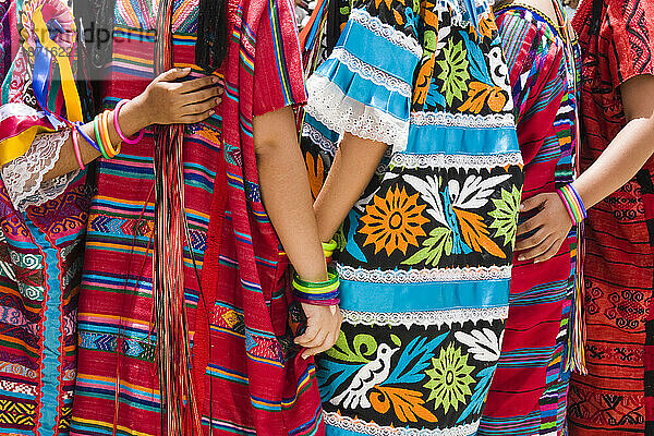 Frauen der Delegation von Tuxtepec stehen zusammen im Guelaguetza Auditorium in Oaxaca City  Oaxaca  Mexiko.