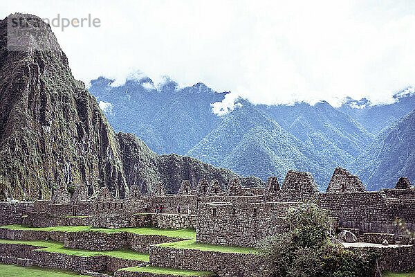 Blick auf die antiken Ruinen von Machu Picchu in den abgelegenen Bergen Perus
