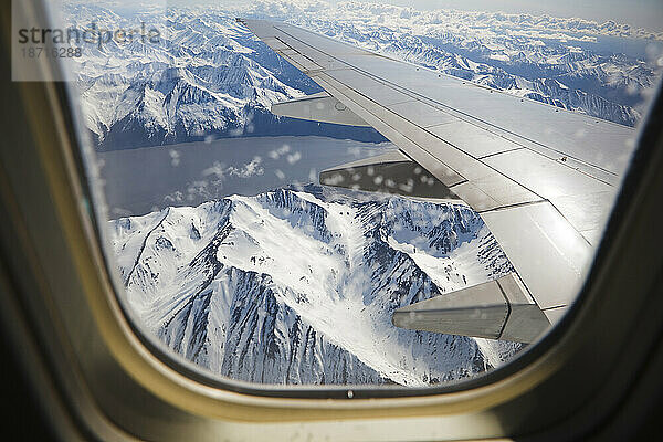 Blick auf den Turnagain Arm  der die Kenai- und Chugach-Berge trennt  aus einem Flugzeug auf dem Weg nach Anchorage  Alaska.