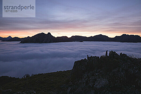 Nebel bei Sonnenaufgang von der Spitze einiger Berge