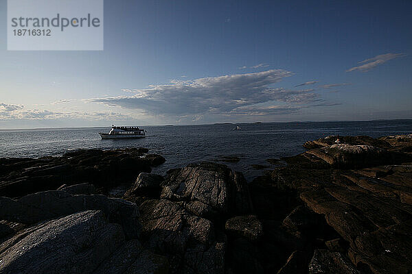 Ein Touristenboot fährt durch die Gewässer vor Eastern Egg Rock Island  Maine.