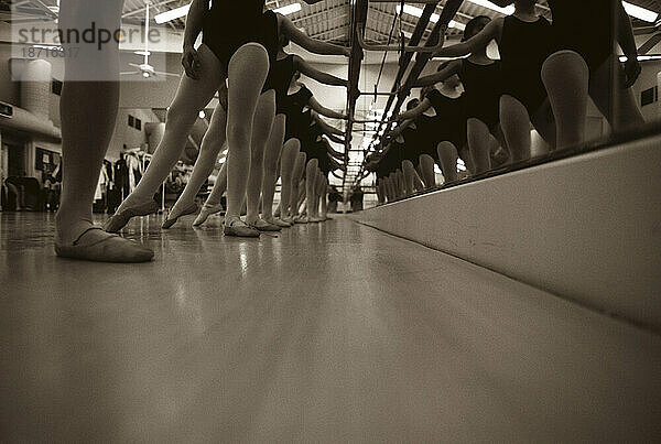 Schüler stehen Schlange an der Bar für Ballettübungen an einer Privatschule in San Antonio  Texas.