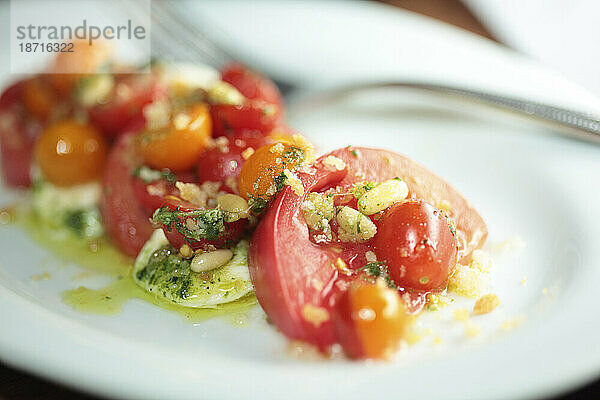 Saisonaler Tomaten-Mozzarella-Salat