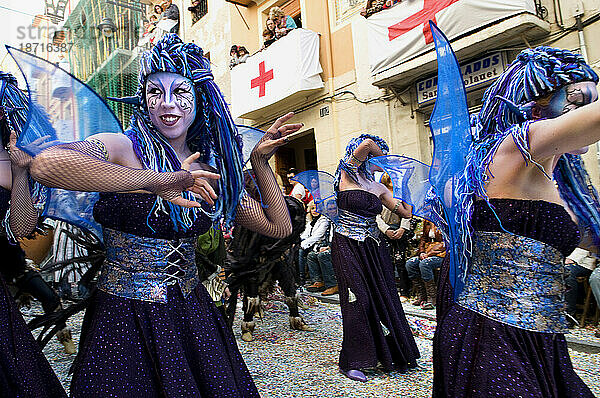 Frauen in fantasievollen Kostümen  die lose die nordafrikanischen Stämme  die Mauren  darstellen  tanzen  während sie während des Festes der Mauren und Christen (La Fiesta de Mo.) in einer Parade marschieren