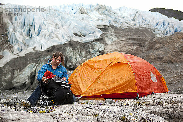 Camping am Fuße des Herbert-Gletschers in Alaska