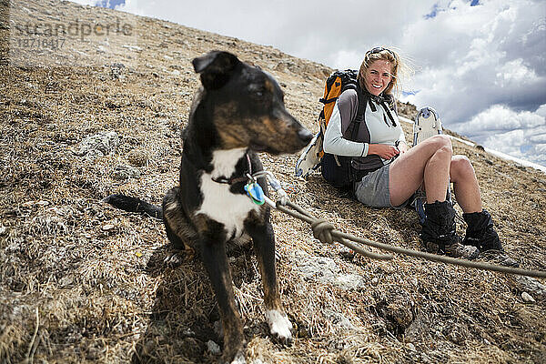 Eine Wanderin und ihr Hund entspannen sich in den Alpen oberhalb des Parika Lake  Never Summer Wilderness  Colorado.