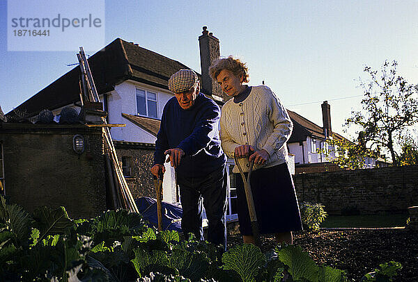 Älteres Paar bespricht seinen Garten in High Wycombe  England.