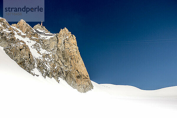 Aiguille du Midi an einem blauen Vogeltag  Kletterer unten