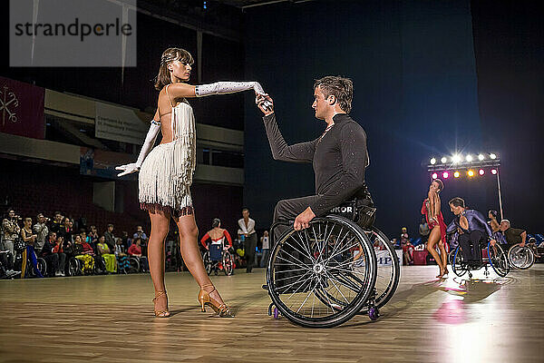Mann im Rollstuhl führt mit seinem Partner während eines Wettbewerbs in Russland einen Tanz auf