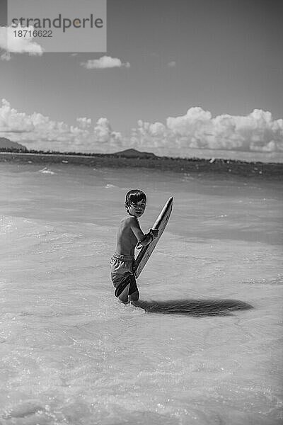 Gemischtrassiger asiatischer Junge blickt zurück auf die Küste von Kail