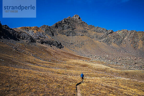 Mann wandert auf dem Wetterhorn Peak in den San Juan Mountains in Colorado