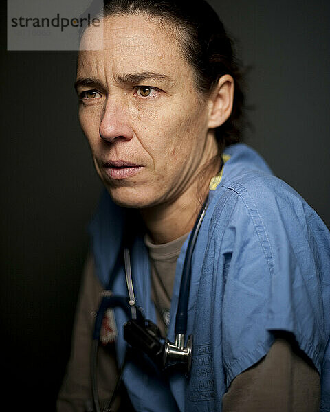 Studioporträt einer 42-jährigen kaukasischen Krankenschwester.