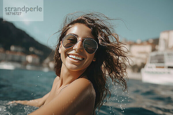 Lächelndes junges Mädchen  Sonnenbrille im Wasser am Strand. KI generativ