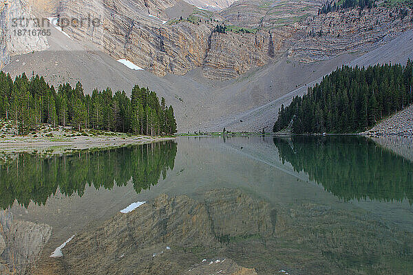 Spiegelungen im Wasser der Berge und Bäume in Ibon de Plan