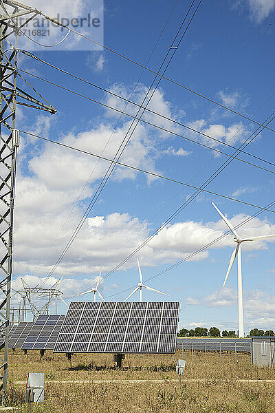 Photovoltaik-Paneele und Windmühlen für die Stromerzeugung aus erneuerbaren Energien in Navarra  Spanien.